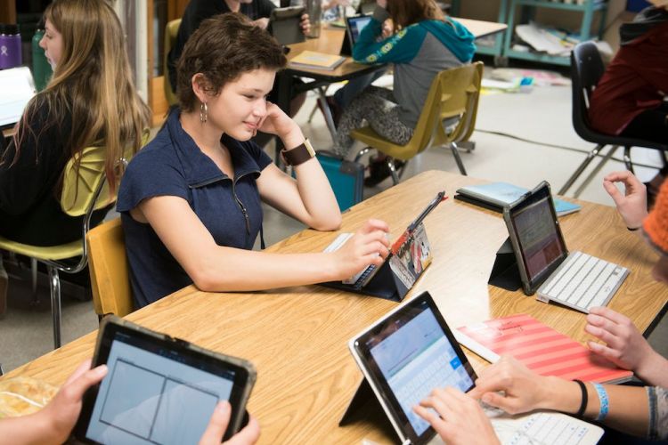 REALMS_iPad_Use_Digital_Citizens_2016.jpeg