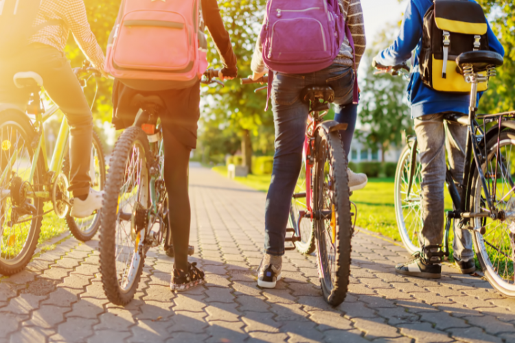 kids_on_bikes.png